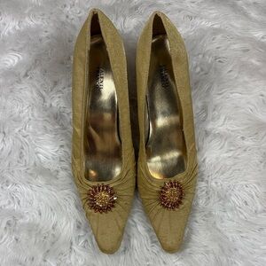 NWOB Valenti Franco Gold Tweed Pumps with Brooch